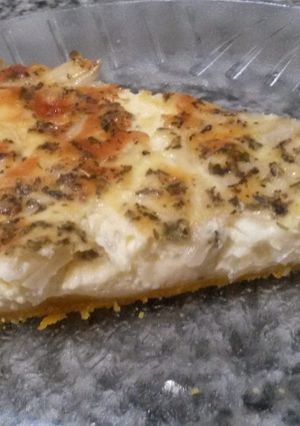 Una foto de Tarta de cebolla y crema de cebollas