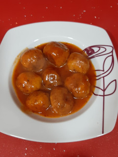 Una foto de Albóndigas de pescado con tomate