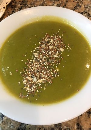 Una foto de Sopa crema súper fácil de calabaza, champignones y espinaca