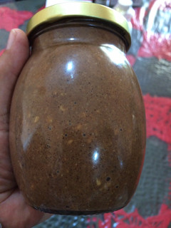 Una foto de Preparación de crema de cacahuate con cacao