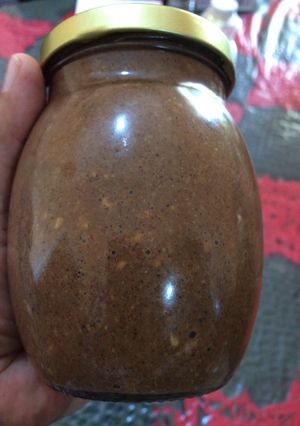 Una foto de Preparación de crema de cacahuate con cacao