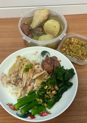 รูปของ ข้าวมันไก่ คะน้าน้ำมันหอย น้ำซุป น้ำจิ้มข้าวมันไก่