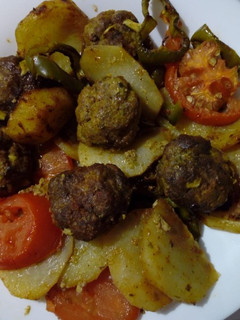 Una foto de Kefta al horno con patatas y verduras