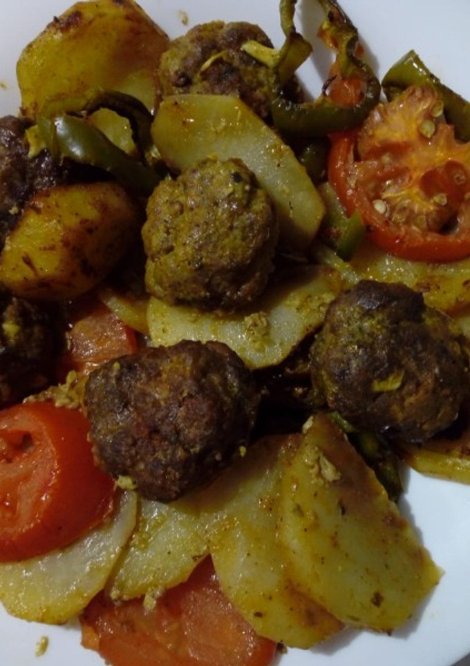 Una foto de Kefta al horno con patatas y verduras