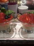 Panacotta chocolate blanco con coulis de albahaca y frutos rojos