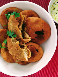 प्याज आलू की खास्ता कचौड़ी (Pyaz aloo ki khasta kachodi recipe in Hindi) रेसिपी मुख्य फोटो