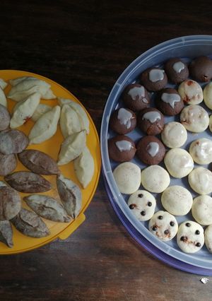 Una foto de Cookies y bocas de dama de chocolate, vainilla y dulce de leche