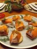 Blinis con rollitos de salmón