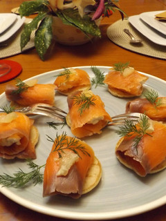 Una foto de Blinis con rollitos de salmón