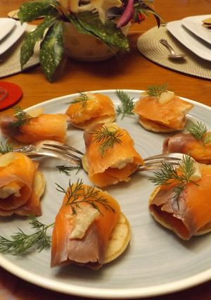 Una foto de Blinis con rollitos de salmón