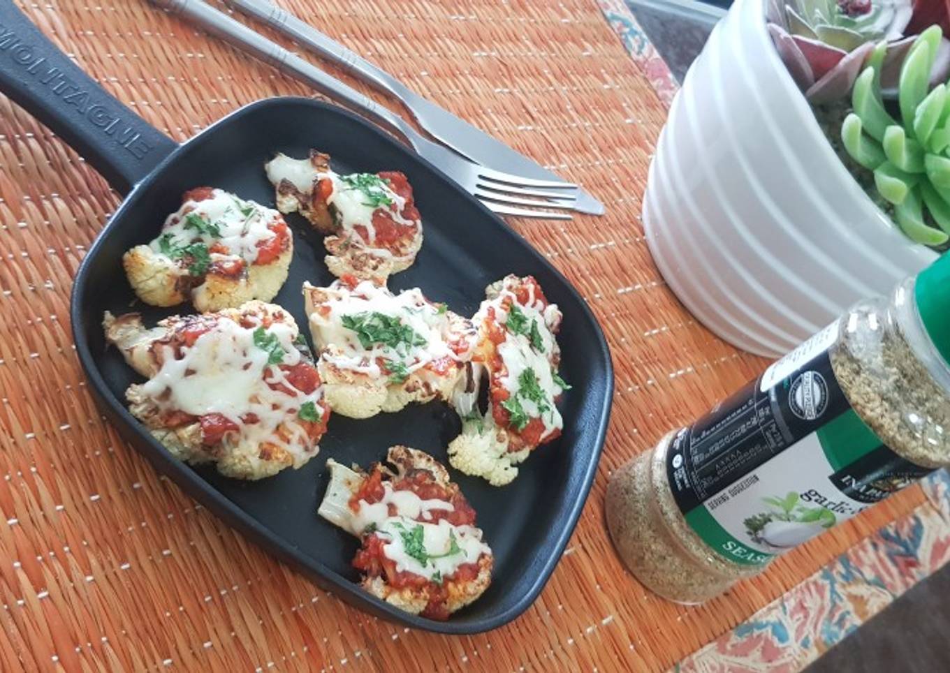 Cauliflower beds with schezwan and cheese