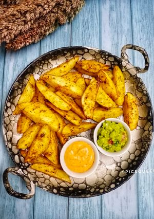 બેકડ પોટેટો વેજીસ (Baked potato wedges recipe in Gujarati) રેસીપી મુખ્ય ફોટો
