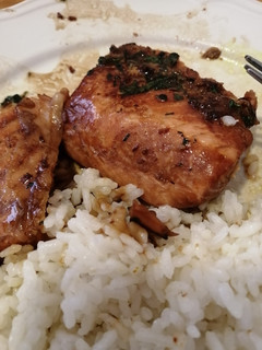 Una foto de Salmón oriental con arroz
