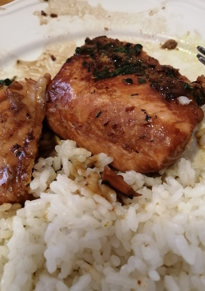 Una foto de Salmón oriental con arroz