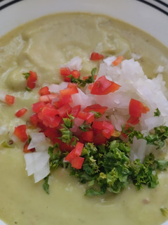 Una foto de Salsa verde para sus asados y fritos🥑🌶️🧅