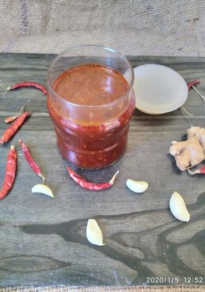 A picture of Schezwan Chutney.