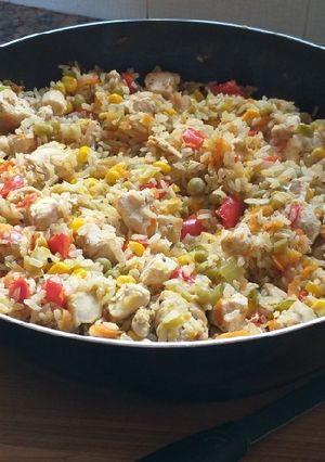 Una foto de Wok de pollo, verduras y arroz integral