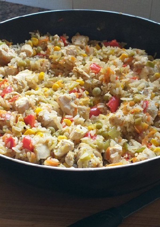 Una foto de Wok de pollo, verduras y arroz integral
