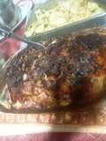 Pierna de cerdo deshuesada al horno con aderezo de salsa de cebolla