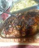 Pierna de cerdo deshuesada al horno con aderezo de salsa de cebolla