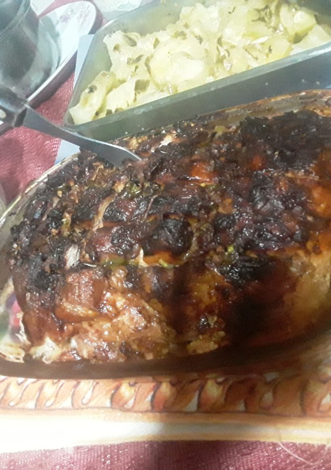 Una foto de Pierna de cerdo deshuesada al horno con aderezo de salsa de cebolla