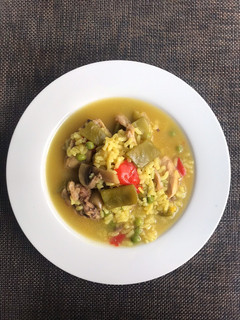 Una foto de Arroz caldoso con setas, verduras y carne, facilito!!
