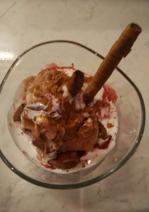 Φωτογραφία της συνταγής Παγωτό 🍫 βανίλια με σιρόπι βύσσινο και πουράκια σοκολάτας!!