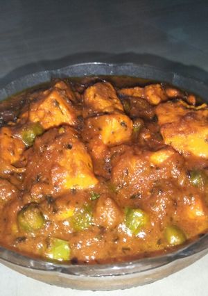 A picture of Restaurant style matar paneer.