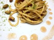 Una foto di linguine con pasta di acciughe
