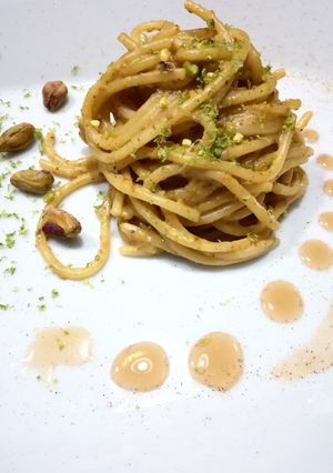 Foto di Spaghettoni al pistacchio con colatura di alici