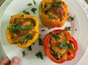 Una foto de pimientos rellenos de arroz integral