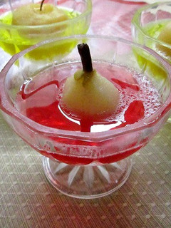 Una foto de Peras y manzanas en gelatinas de sabores