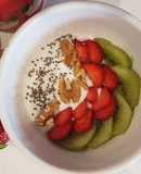 Desayuno de yogur, frutas, nueces y semillas de chía