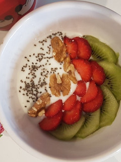 Una foto de Desayuno de yogur, frutas, nueces y semillas de chía