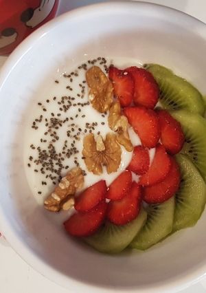 Foto principal de Desayuno de yogur, frutas, nueces y semillas de chía