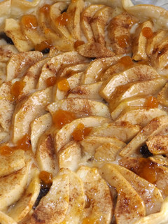 Una foto de Tarta doble de manzana, natillas y mermelada dorada de melocotón