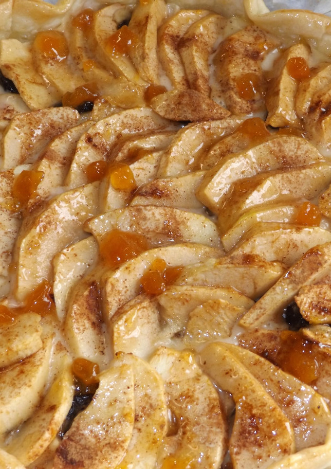 Una foto de Tarta doble de manzana, natillas y mermelada dorada de melocotón