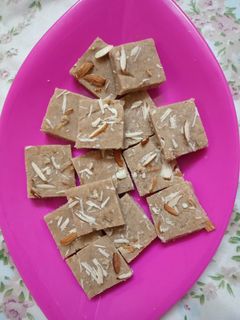 ઘઉં ના લોટ ની સુખડી રેસીપી મુખ્ય ફોટો