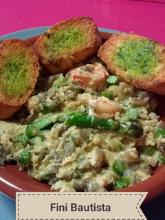 Una foto de Revuelto de espárragos con gambas