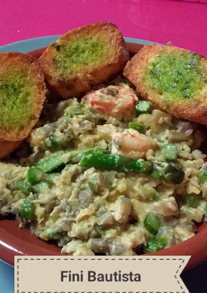 Una foto de Revuelto de espárragos con gambas