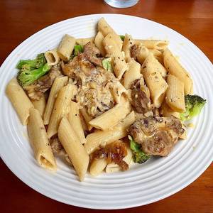 Penes en Salsa Blanca de Bistec y Brócoli