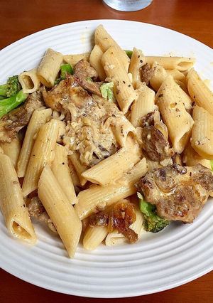 Una foto de Penes en Salsa Blanca de Bistec y Brócoli