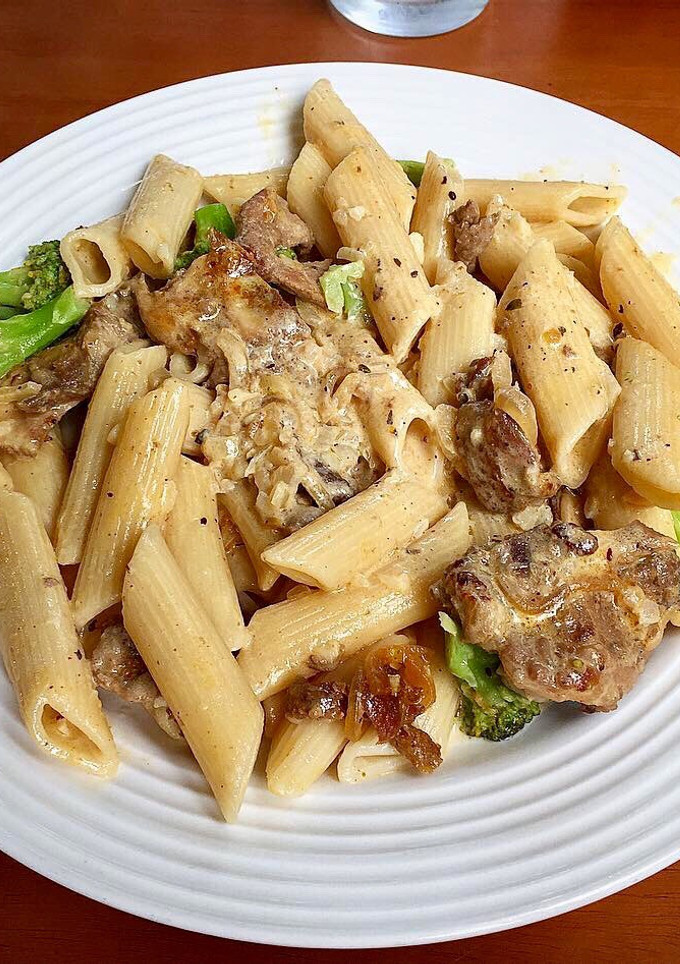 Una foto de Penes en Salsa Blanca de Bistec y Brócoli