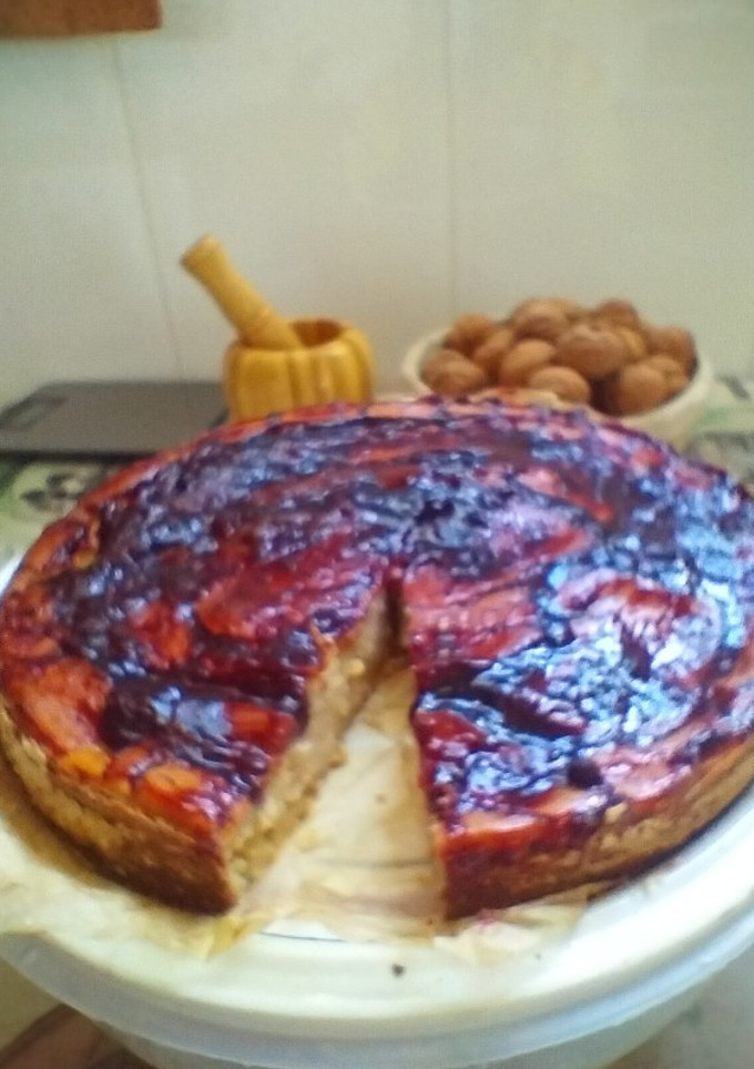 Una foto de Budín de kiwi i ginebra de maduixa amb cobertura de melmelada de maduixa i nabius
