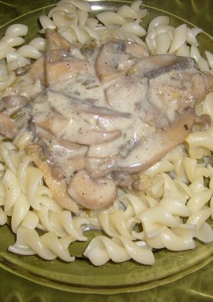 Újhagymás-tejfölös gombatokány recept fotója