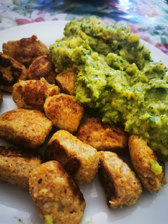 Una foto de Ñoquis de Coliflor y Zapallo con Puré de Brócoli y verduras