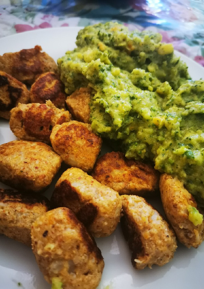 Una foto de Ñoquis de Coliflor y Zapallo con Puré de Brócoli y verduras