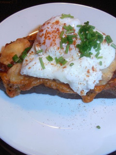 Φωτογραφία της συνταγής Σάντουιτς “Monte Cristo Benedict”. Για τη γιορτή σας μπαμπάδες