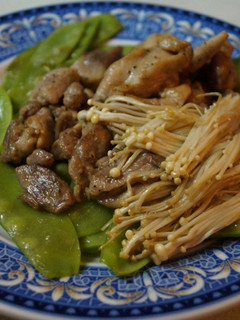 Una foto de Cena ligera con tirabeques y pollo