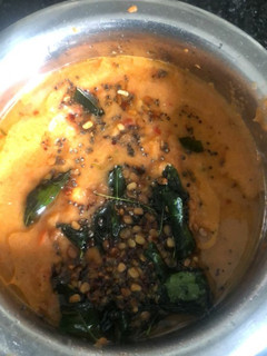 சின்ன வெங்காயம் தக்காளி சட்னி(shallots tomato chutney recipe in tamil) செய்முறை முக்கிய புகைப்படம்